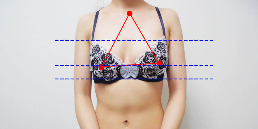 胸の左右差がある女性が一般的な普通のブラジャーを着用した写真2